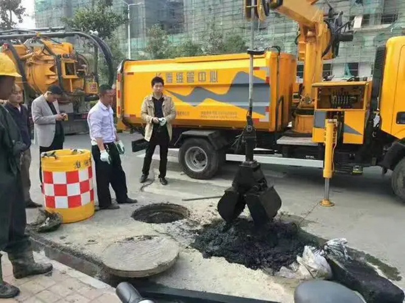 北辰街道：网格员化身“清道夫”，为民解忧疏通“堵心”化粪池