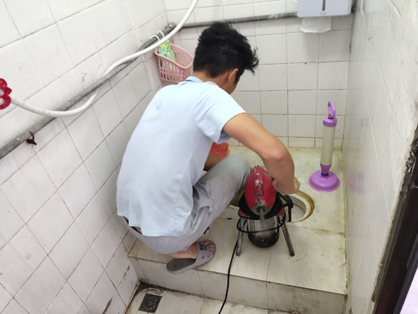 北辰管道堵塞冒臭气 专业师傅现场解决问题
